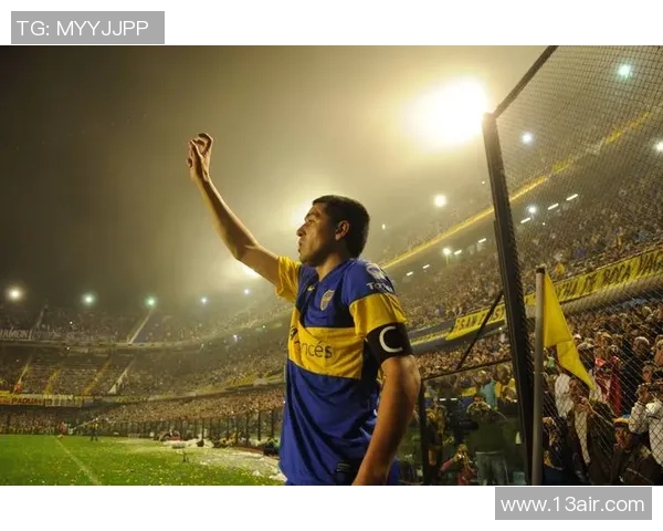 足球球员模仿NBA球星经典动作提升技巧 展现跨界运动魅力